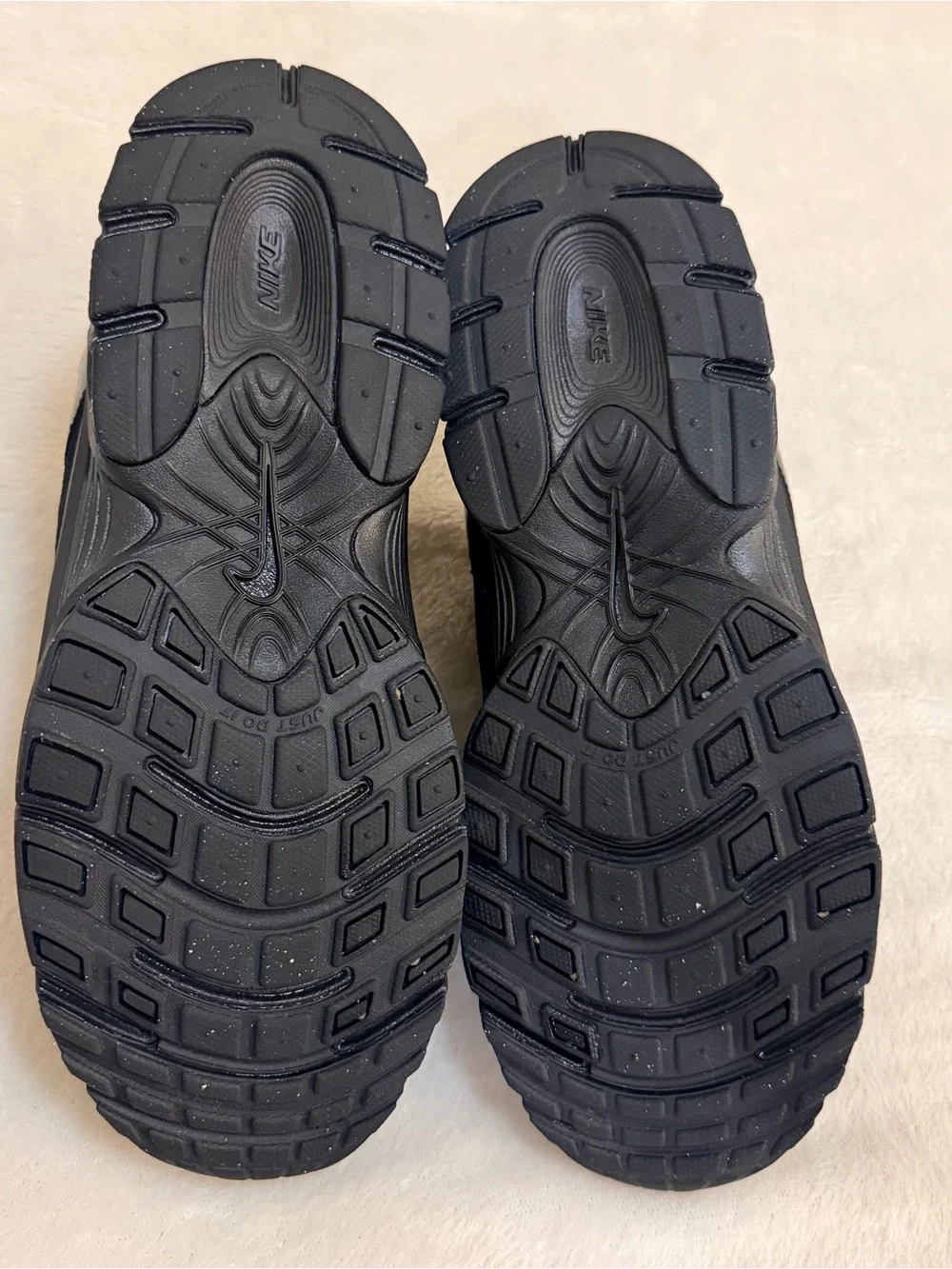 Nike V5 RNR Black Sneakers Size Big Kid 7 - #IQ9954-001